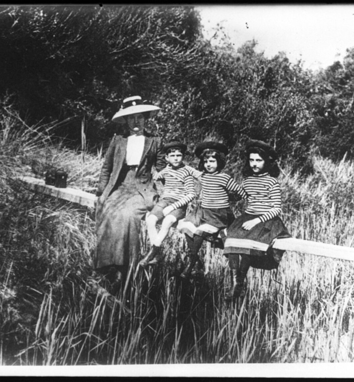 Photo repr&eacute;sentant la reine d'Italie et ses trois enfants en noir et blanc